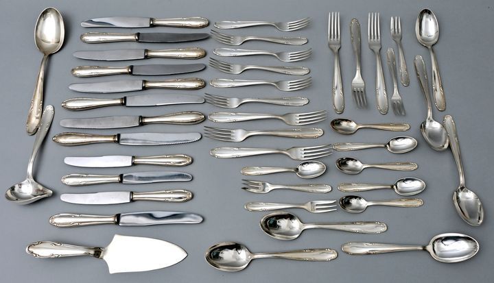 Teilbesteck, 43 Teile/ 45 pieces cutlery 43件餐具，德国，20世纪初，镀银金属。风格化的植物浮雕。刀刃不锈钢/无钢。3&hellip;