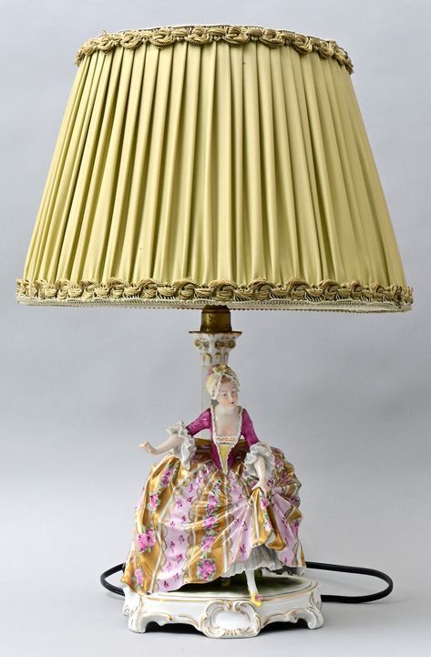 Tischlampe, Porzellan/ table lamp 瓷质底座的台灯，图林根州，19世纪下半叶。 椭圆形底座上有箍裙的洛可可女郎，瓷质，多色彩绘和&hellip;