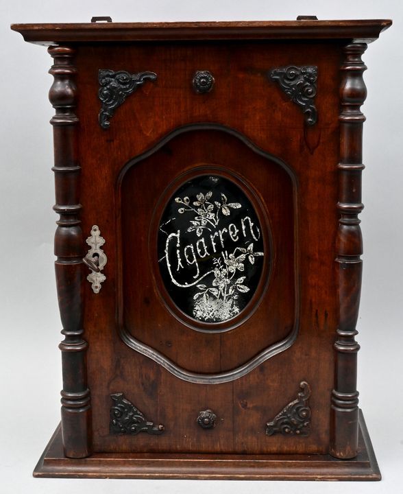 Wandschränkchen / Small cabinet 小壁柜，1900年左右 硬木，胡桃木染成深色，一扇门有一个玻璃板，这上面刻着 "Cigarren&hellip;