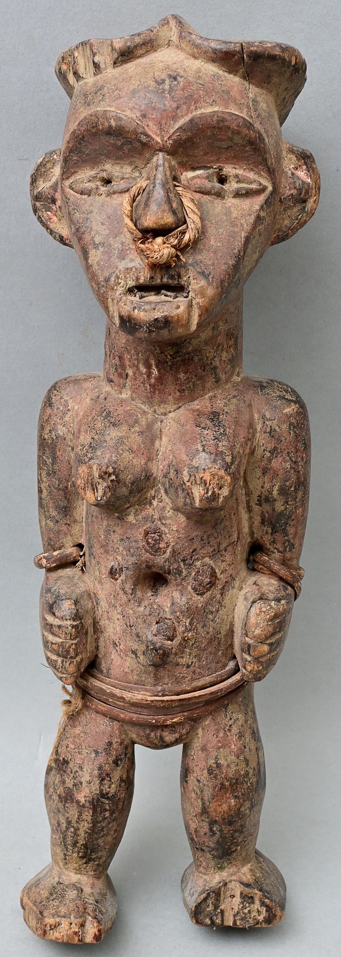 Null Figura femenina, Liberia, Dan (?) Figura mágica de pie (?) con una pequeña &hellip;