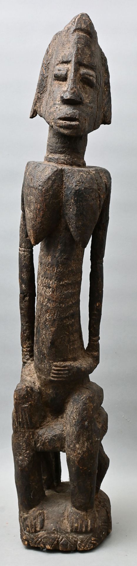 Null Gran figura femenina, representación Dogon (Malí) sentada en un taburete. M&hellip;