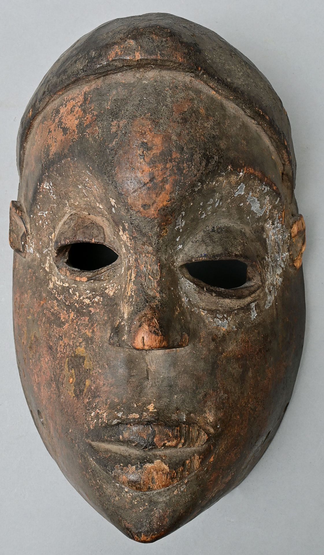 Null Mask, West Africa, Bèna / Lulua wood, carved, black crusty patina, traces o&hellip;