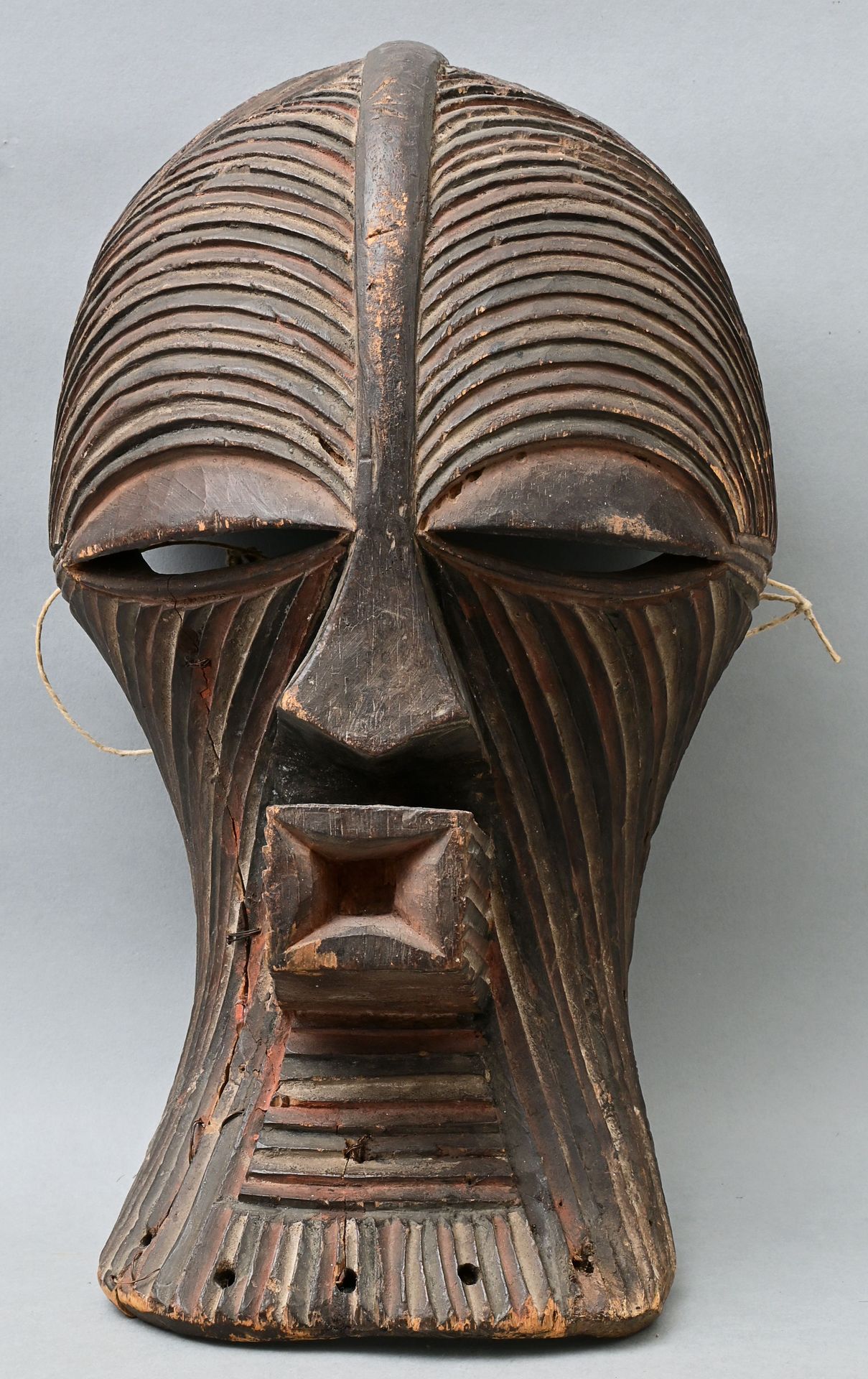 Null 面具，Songye/扎伊尔 属于 "Kifwebe "类型，木质，雕刻，刻有弧线网。凹槽涂成白色、红色和黑色。用铁丝修复了旧的裂缝。长46.5厘米 出&hellip;