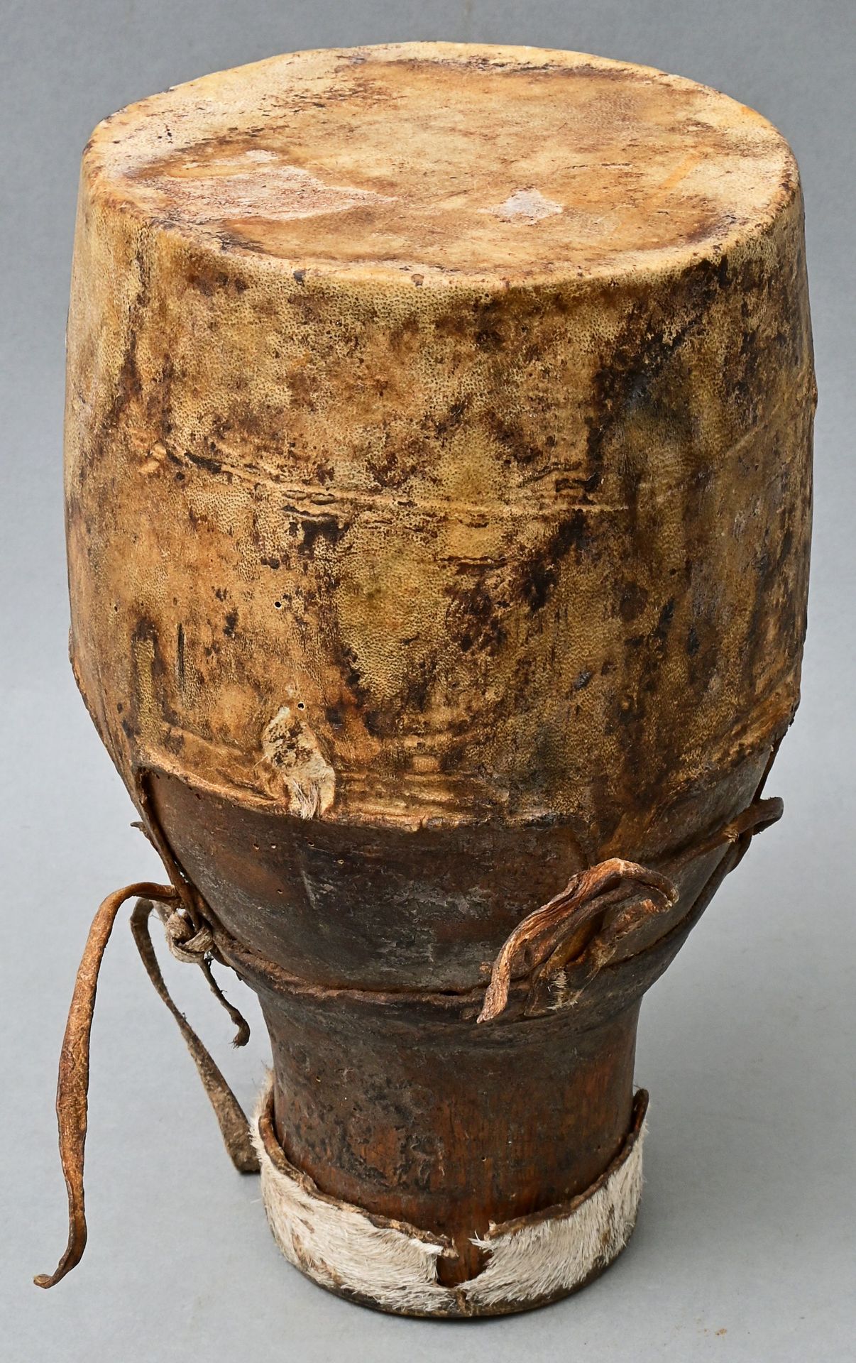 Null 鼓，可能是中部非洲的杯状鼓，值得怀疑，鼓身为木质，葫芦，用皮革覆盖。使用的痕迹。高20,5厘米 出处：符腾堡州私人财产 中非鼓，木头/南瓜（？使用的痕&hellip;