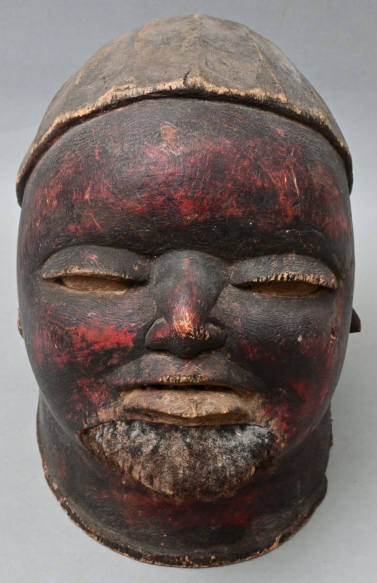 Null 头盔面具，坦桑尼亚，Makonde，20世纪，带帽子的男性头部，木质，雕刻，涂以红色/黑色，下巴处有真发。内有老收藏家的编号，高26.5厘米 出处：符&hellip;