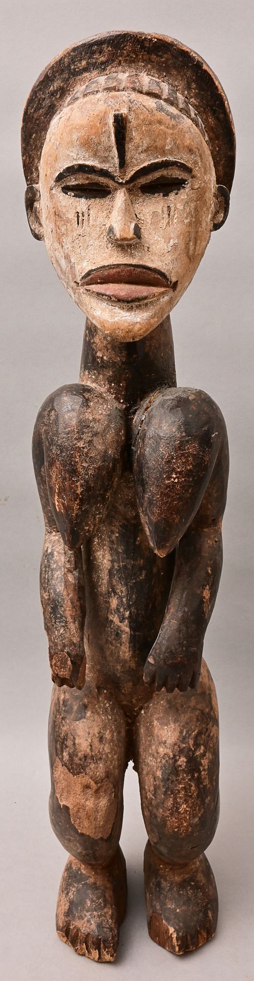 Null 女性形象，尼日利亚，伊多玛木，雕刻，黑色铜绿，在面部区域有白色、红色和黑色颜料。高58.5厘米 出处：符腾堡州私人收藏 女性伊多玛雕像，木头，雕刻，白&hellip;