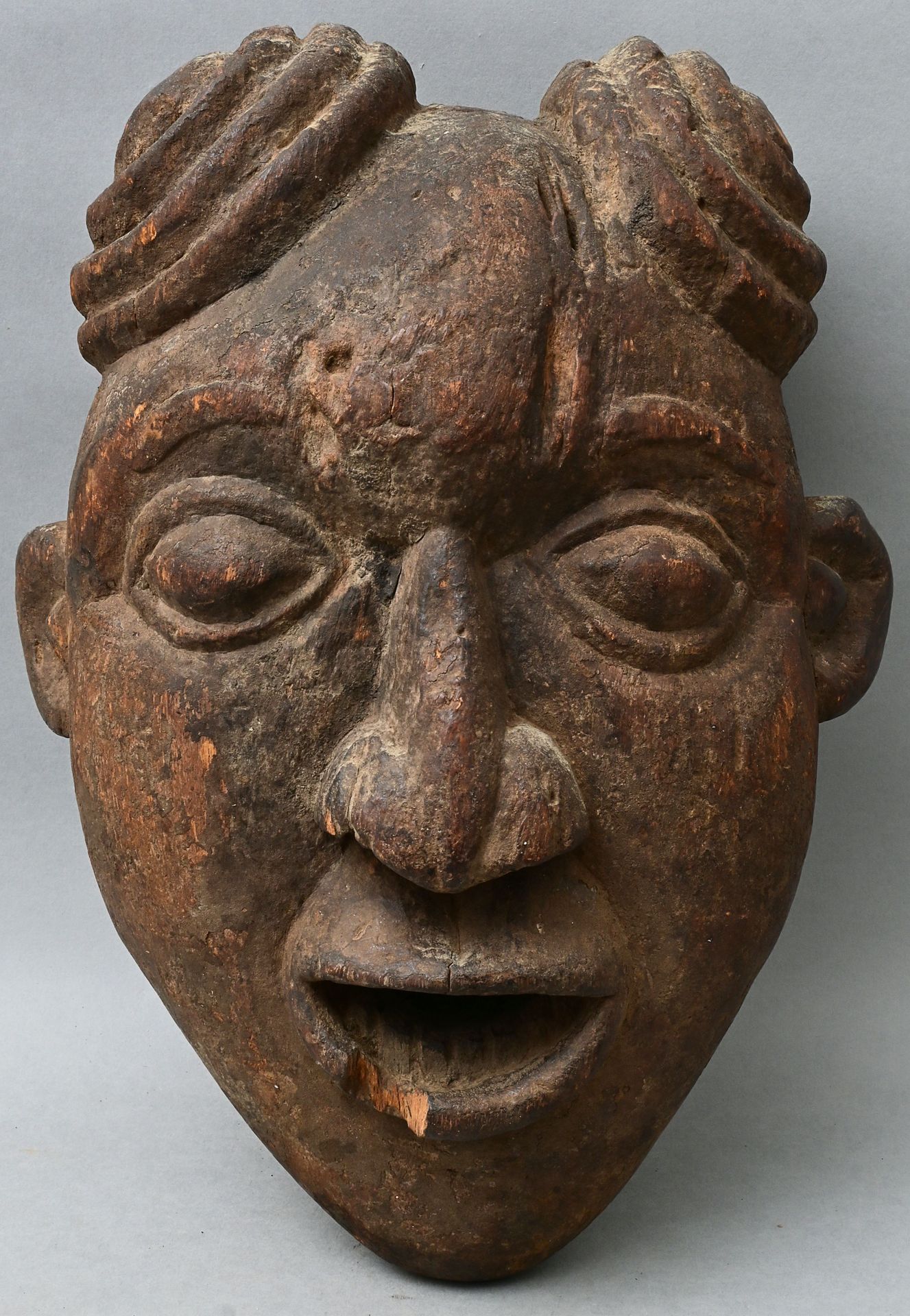 Null Masque, Cameroun, Bamileke Grand masque facial anthropomorphe, bois, sculpt&hellip;