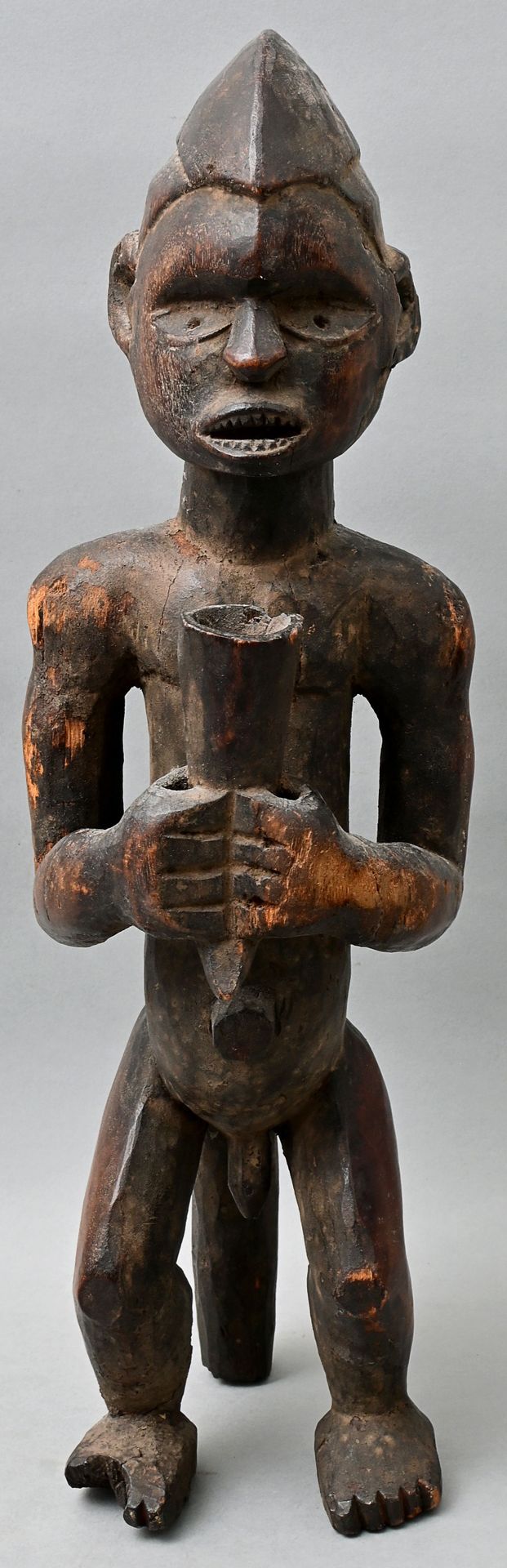 Null 雕像，中非/刚果，巴孔戈人 男性形象（祖先形象）在身体前面拿着一个角状容器。木头，雕刻，黑色铜锈。 两条前臂都粘上了胶水。裂缝。高49厘米 出处：符腾&hellip;