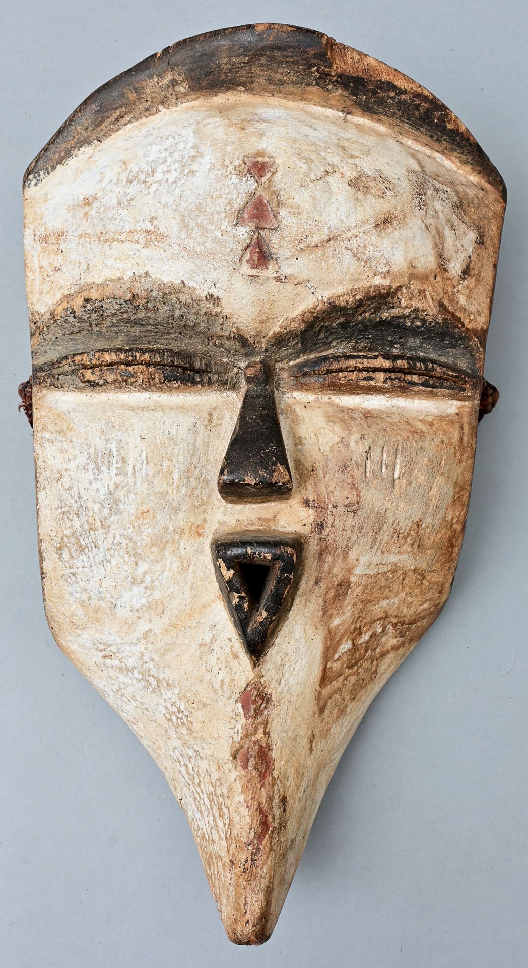 Null Maschera, Gabon, legno di Vuvi, intagliato, pigmento bianco. Forma con ment&hellip;