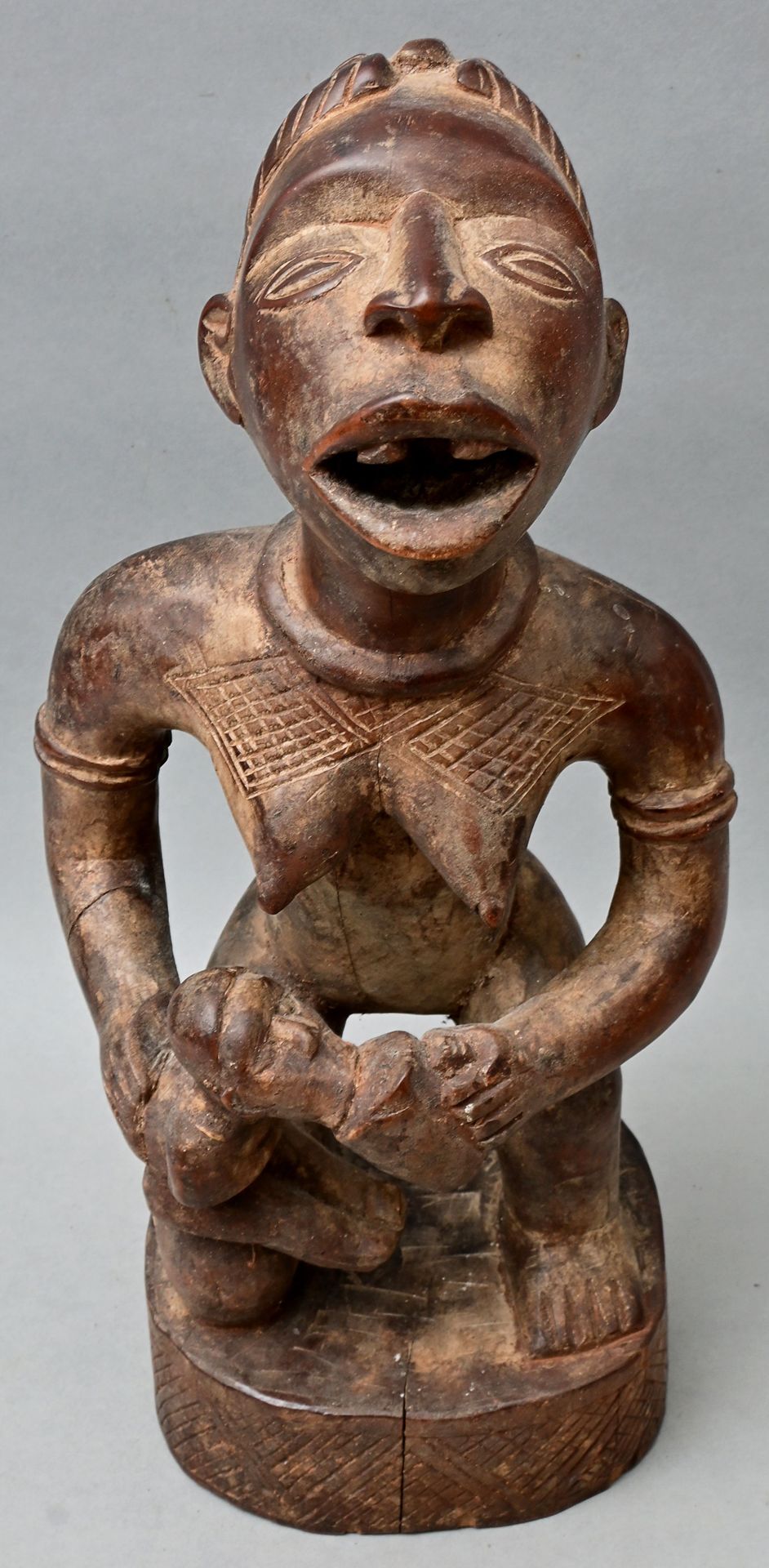 Figure de maternité Afrique centrale/ Congo, Bakongo Figure féminine agenouillée&hellip;