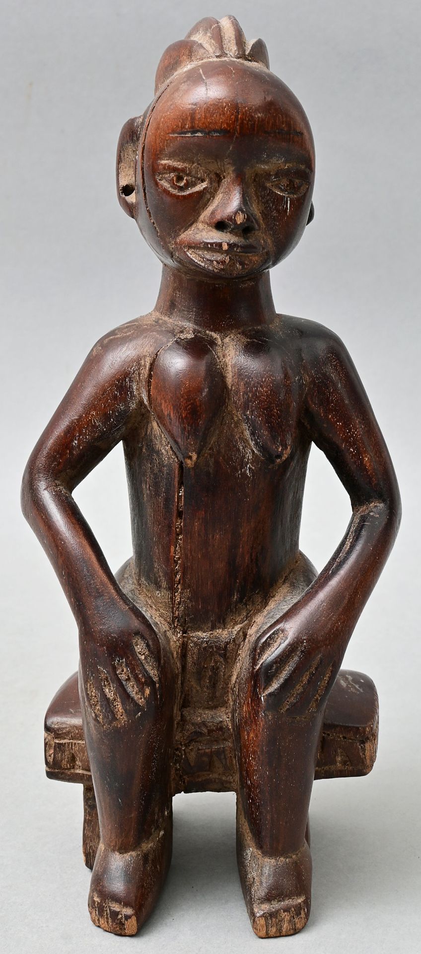 Null Statuette, im Stil Luba/ Hemba, Zaire Weibliche Figur, auf Hocker sitzend. &hellip;