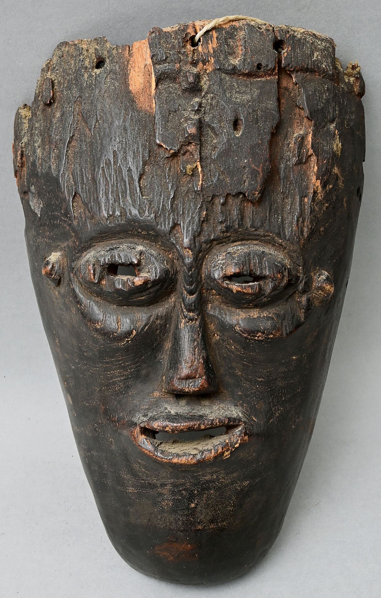 Null 面具，估计是赞比亚/安哥拉，卢埃纳（Lovale，Lwena）型（？）木质，雕刻，黑色铜锈，在额头部位被昆虫严重破坏。高28厘米 出处：私人财产，符腾&hellip;