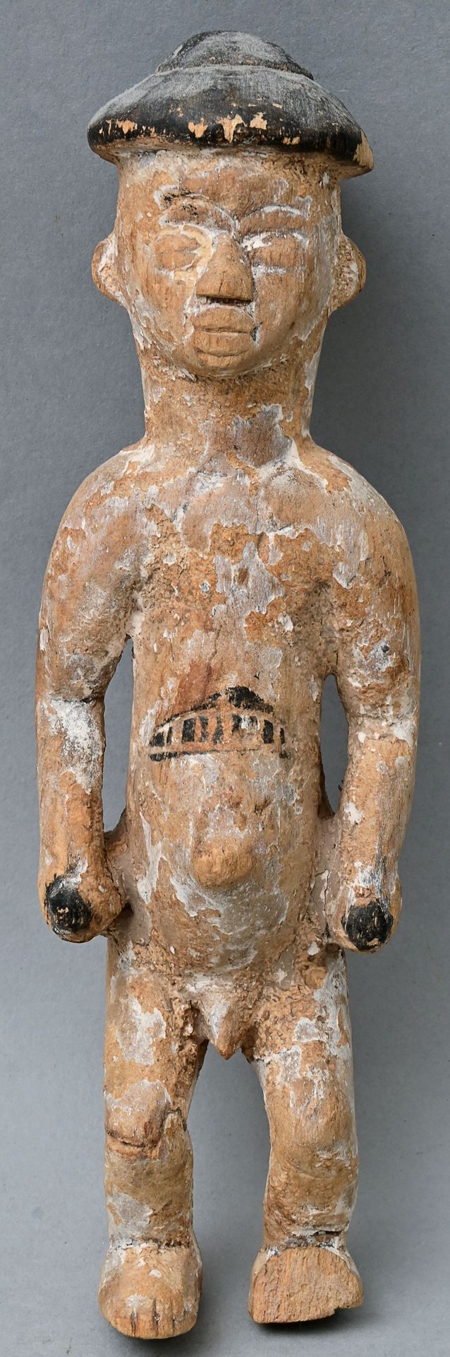 Null Petite statuette, Ghana ( ?), Akan ( ?) Figure masculine en position debout&hellip;