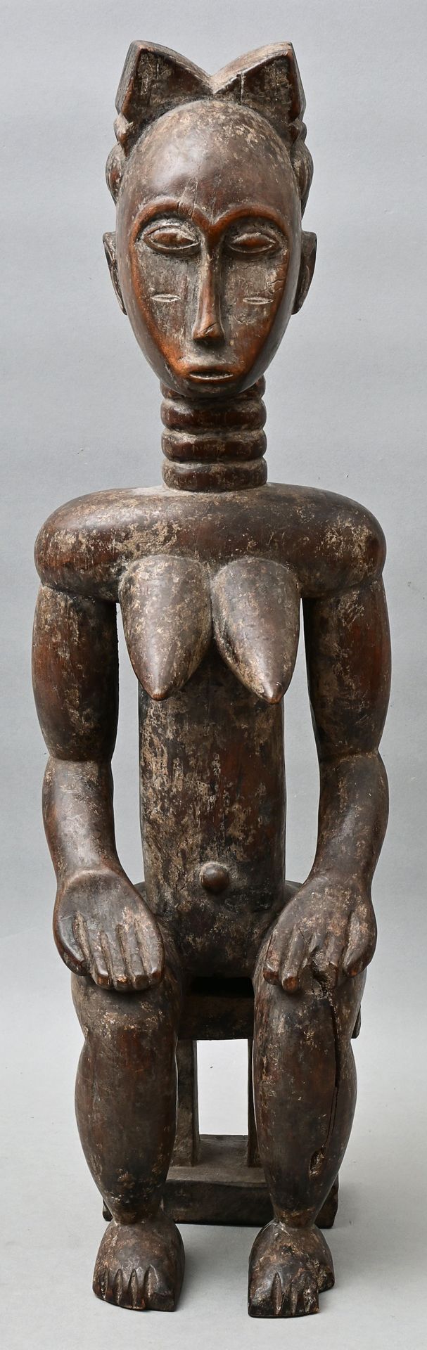 Null Figura de antepasado femenino en estilo Baule/Costa de Marfil sentada en un&hellip;