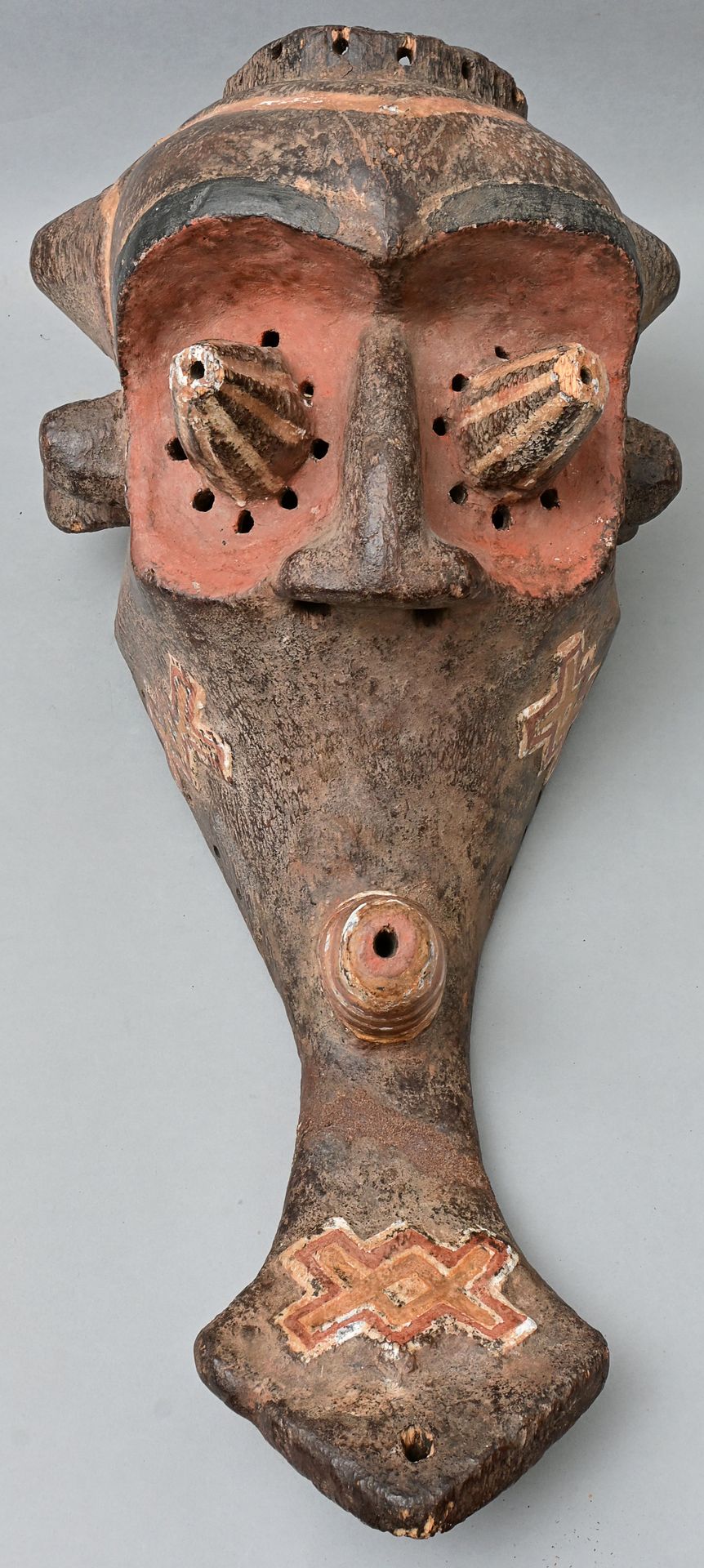 Null Anthropomorphe Maske, Kete (Kuba), Kongo Holz, geschnitzt, rotes, schwarzes&hellip;