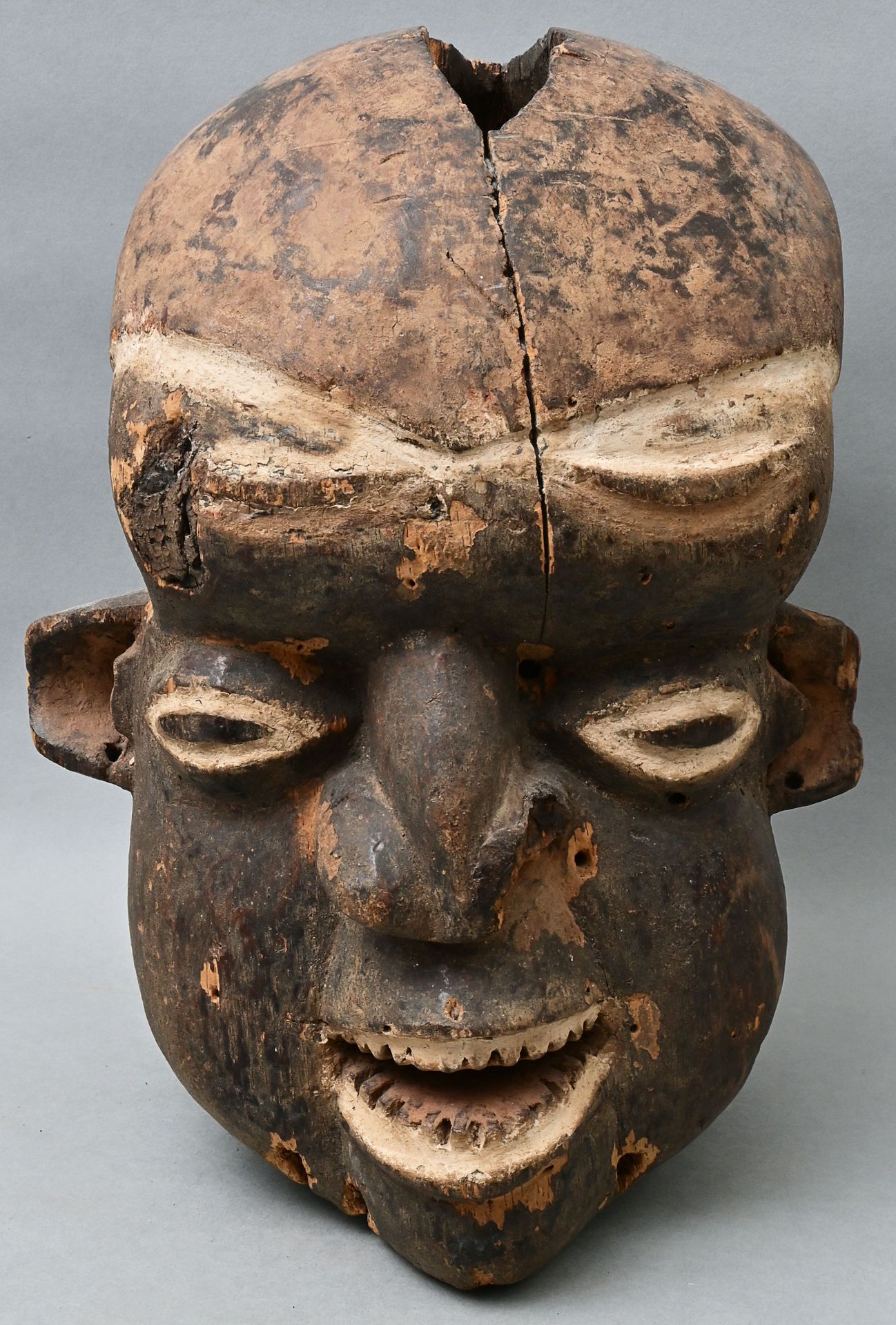Null Aufsatzmaske, Grasland, Bamileke In Form eines menschlichen Kopfes. Holz, g&hellip;