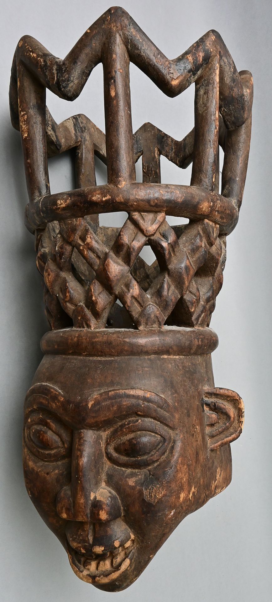 Null 喀麦隆草原的大型镶嵌面具，Bamum/Bamileke风格 拟人化的头部，带有皇冠形状的附件，木头，G型雕刻，棕色铜锈。皇冠上的老腻子。 高63厘米 &hellip;