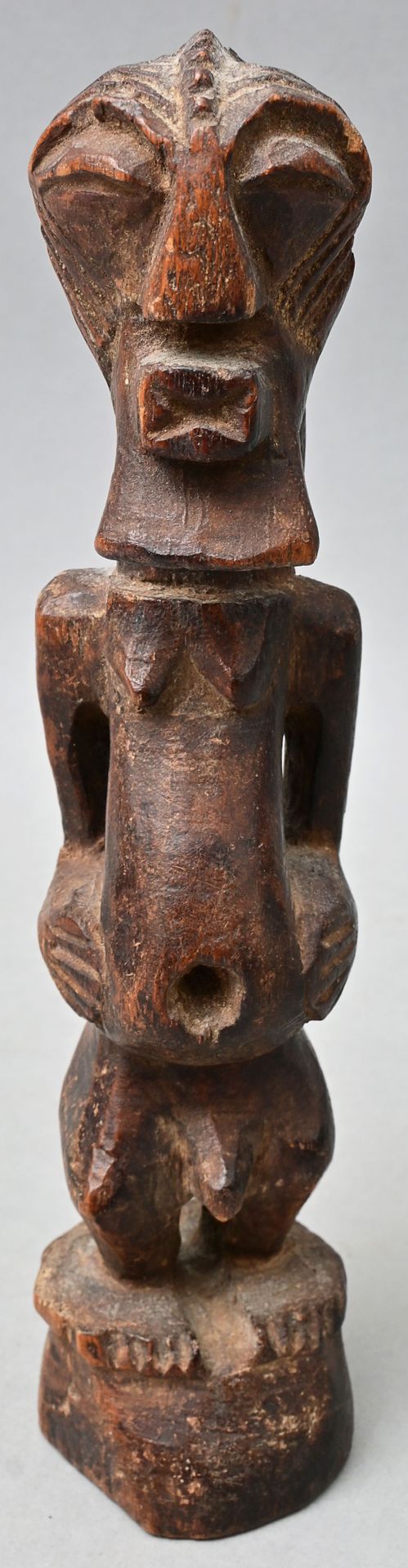 Null 雕像/魔法人物，刚果共和国，宋耶风格 男性人物站立，腹部有一个小口。木头，雕刻，有深色铜锈。高20厘米 出处：私人财产，符腾堡州 松叶雕像，刚果共和国&hellip;