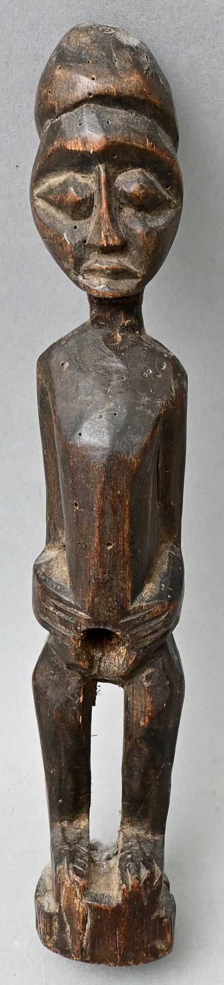 Null 小人物，洛比/布基纳法索（？）风格的雕像，拟人化，没有性特征。腹部的开口。木头，雕刻，头部粘连。深色的铜锈。高21,5厘米 出处：私人财产，符腾堡州 &hellip;