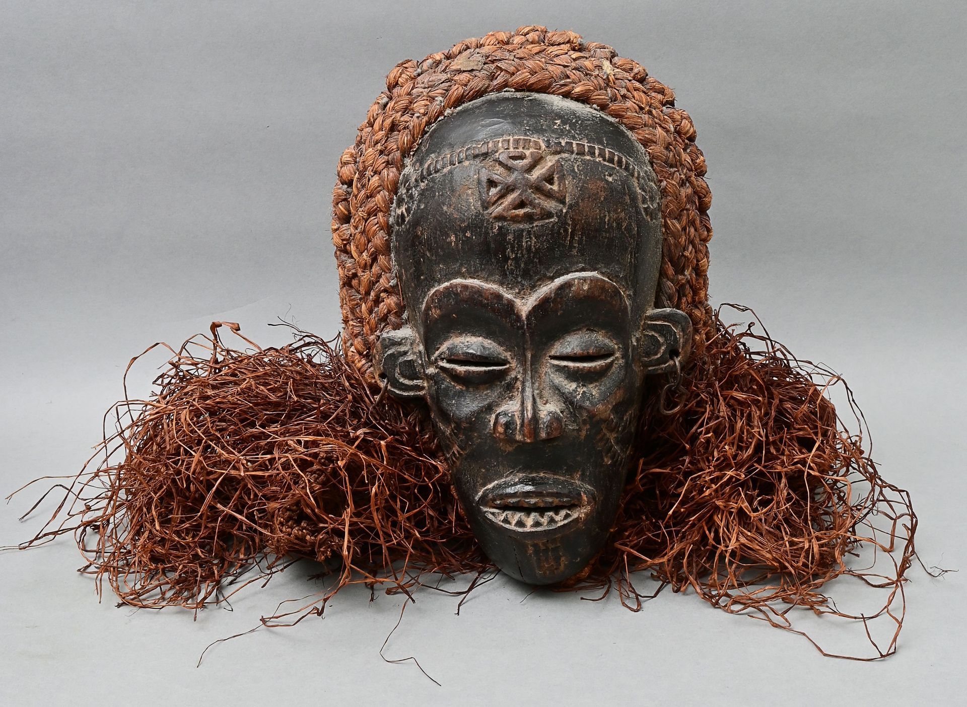 Null 女性舞蹈面具Mwana Pwo，安哥拉，Chokwe木，雕刻，黑色铜锈，金属耳饰。在后脑勺用韧皮纤维编成的盘发，在颈部未编成的纤维网上。高29,5厘米&hellip;