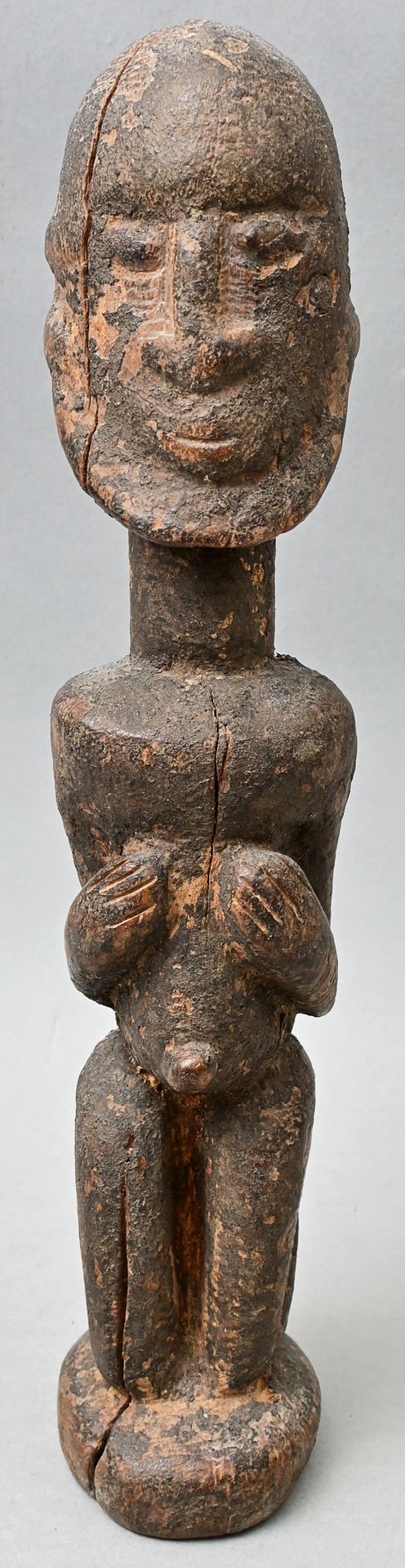 Null Statuetta, Dogon (Mali) Figura maschile in posizione inginocchiata, legno, &hellip;