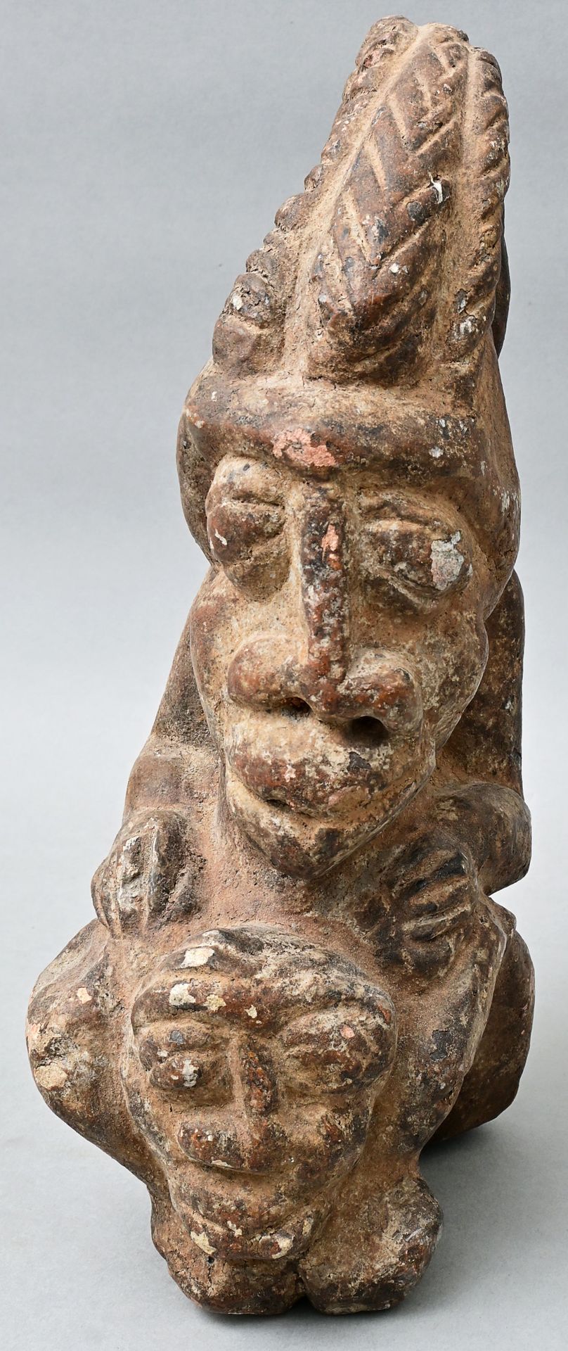 Null 雕像，塞拉利昂，Kissi石（皂石）。坐姿的人像，膝盖之间有一个面具。高30.5厘米 出处：符腾堡州私人财产 皂石雕像，塞拉利昂，基西。高30,5厘米
