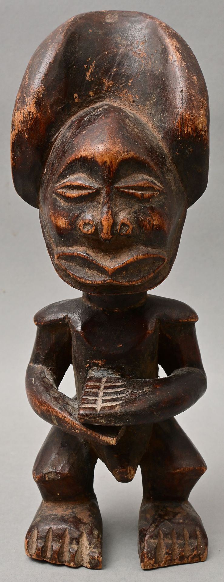 Null Statuette, Angola, Chokwe Bois, sculpté, patine brun foncé. Figure masculin&hellip;