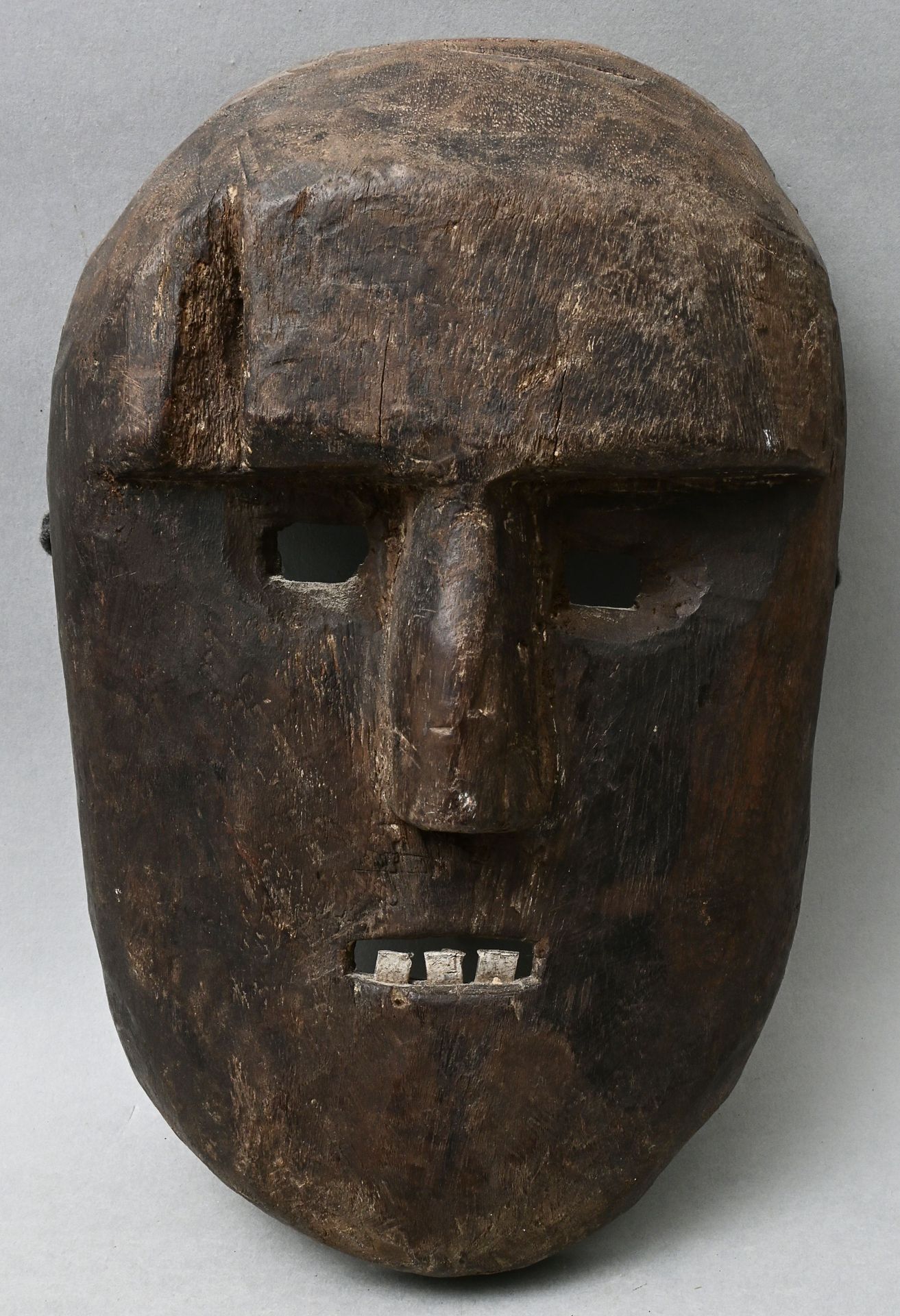 Null 面具，坦桑尼亚，Sukuma木质风格，雕刻，牙齿镶嵌在金属板条上。密封的残留物。没有祭祀使用的痕迹。长29厘米 出处：符腾堡州私人财产 苏古玛风格的面&hellip;