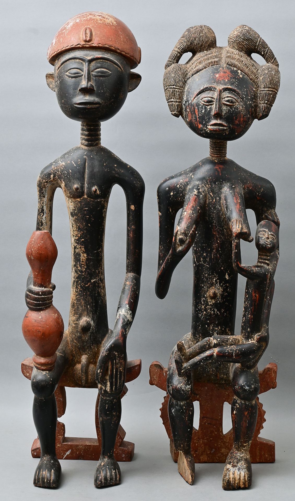 Null 一对大型人物，加纳，阿散蒂，20世纪下半叶。 男性人物带着Calabash，女性人物带着孩子，各自坐在凳子上。木雕，涂以黑色和红棕色。女性形象的右脚和&hellip;