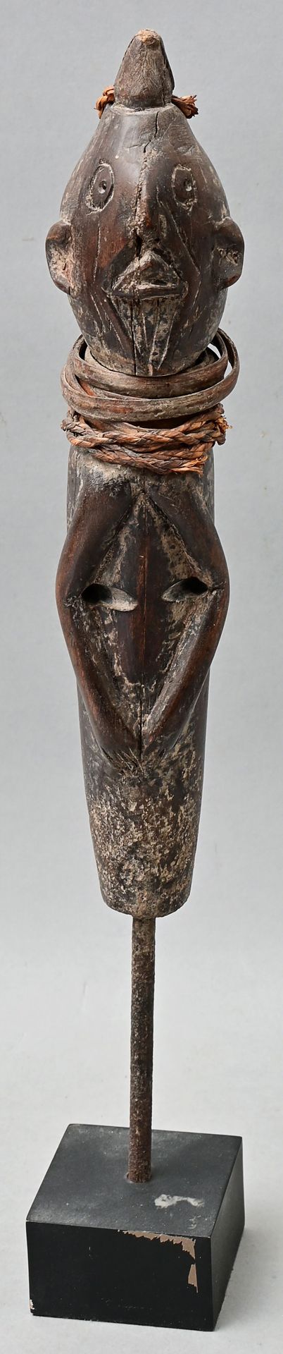 Null Statuette, Nigeria, bois de mumuye, fibres végétales. Figure anthropomorphe&hellip;