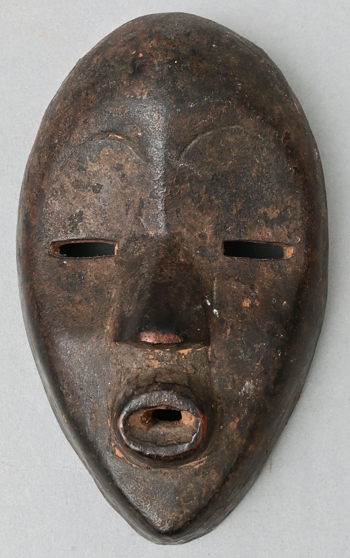 Null 利比里亚丹风格的小面具 可能是装饰性的，具有典型的风格特征，为出售而工作。木头，黑色铜锈，高15厘米 出处：符腾堡州的私人财产 丹风格的小面具，利比里&hellip;