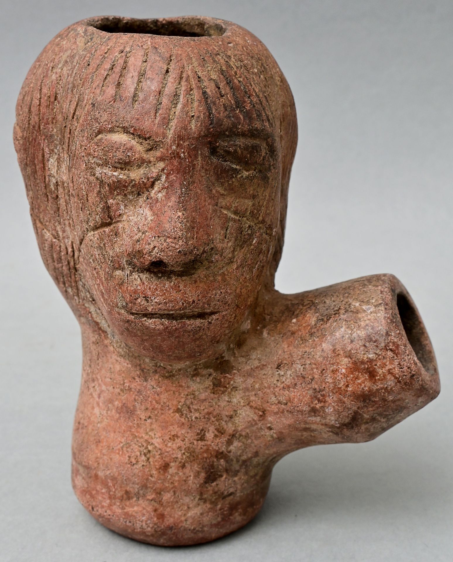 Null 管碗，尼日利亚 陶瓷材料/粘土，三个拟人化的头像，有刻画的雕刻造型。高11.5厘米 出处：符腾堡州私人财产 烟斗头，粘土，尼日利亚。高11,5厘米