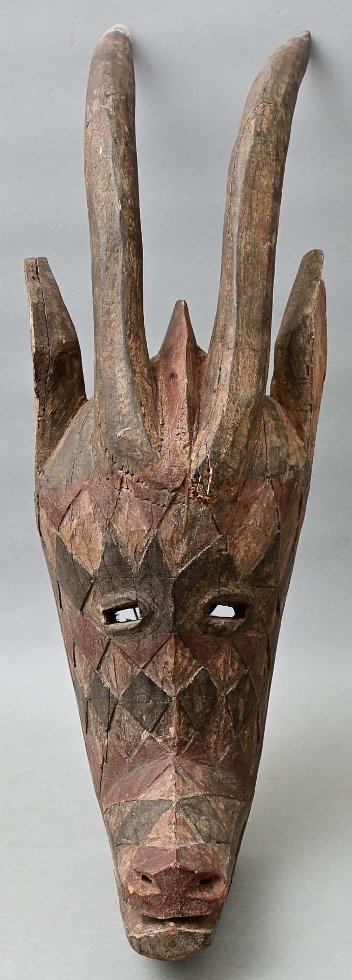 Null 顶部面具（Nyanga），布基纳法索，Bwa/Bobo/Mossi羚羊头面具（Hippotrague），木头，雕刻，有几何装饰，涂红色/白色/黑色。在&hellip;