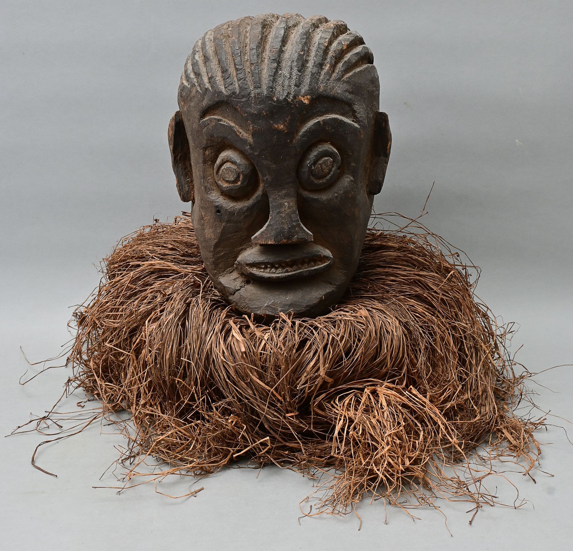 Null 顶部面具/头盔面具，草原/喀麦隆，Bamum o. Bamileke风格 人头的形式，木头雕刻，颈部开口处覆盖着印花棉布，韧皮纤维悬挂。高45.5厘米&hellip;