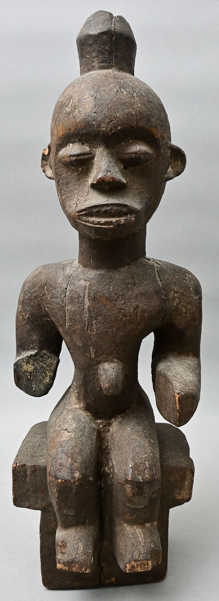 Figure d'ancêtre, Afrique centrale/ Congo, Mbala ( ?) Bois sculpté, patine noire&hellip;