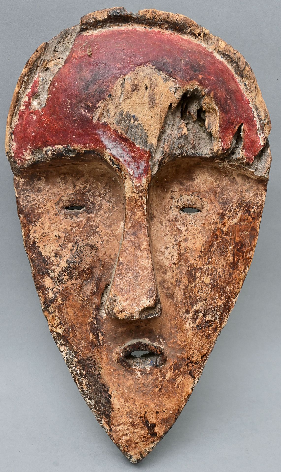 Null 薇薇/加蓬（？）风格的面罩，木质，脸部形状渐变，白色/红色涂饰。重度风化。高34.5厘米 出处：私人财产，符腾堡州 加蓬（？）维族风格的面具，木质，雕&hellip;