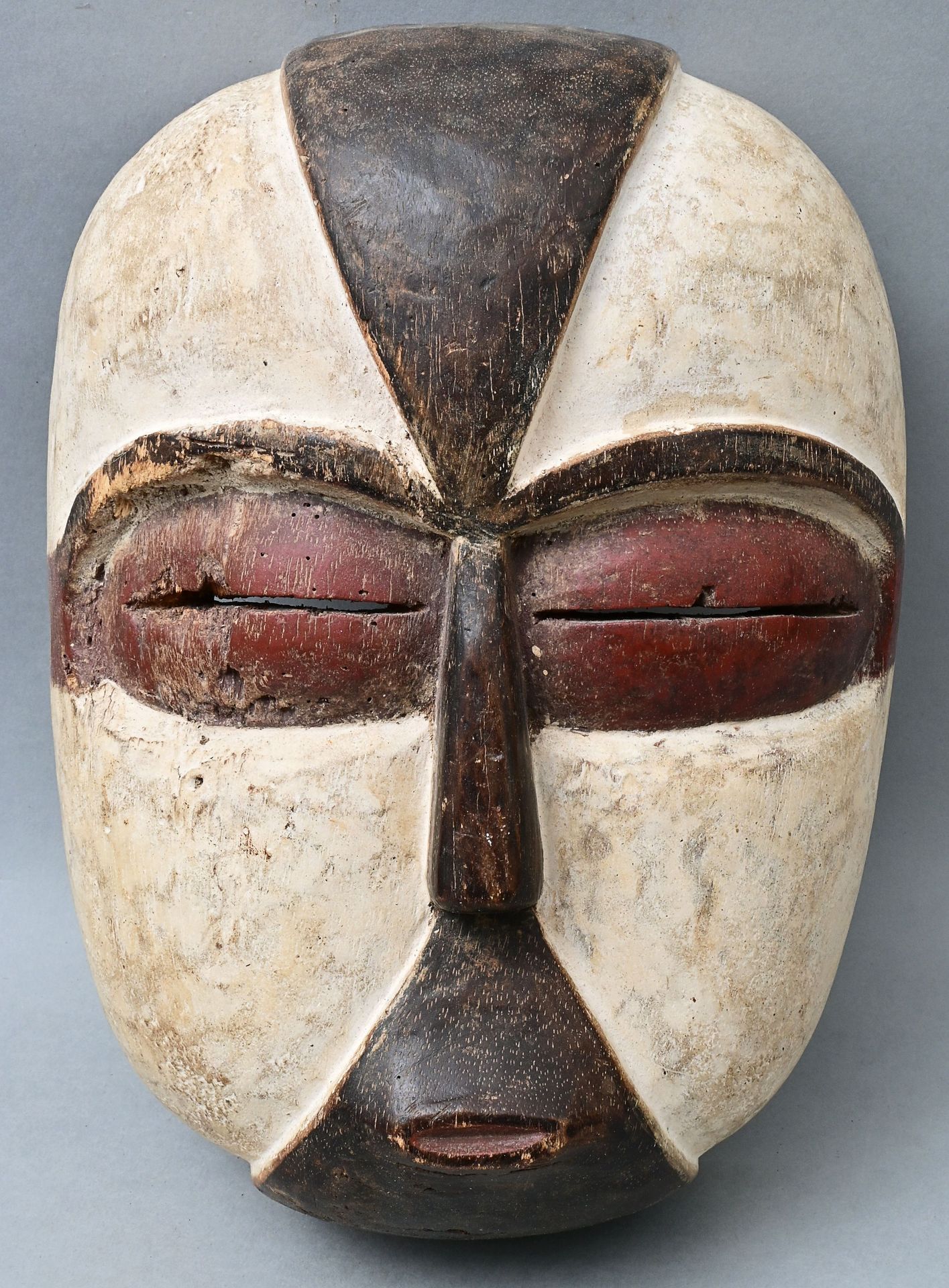 Null Maschera, Gabon, legno di Galoa, intagliato, pigmento bianco e rosso. Lievi&hellip;