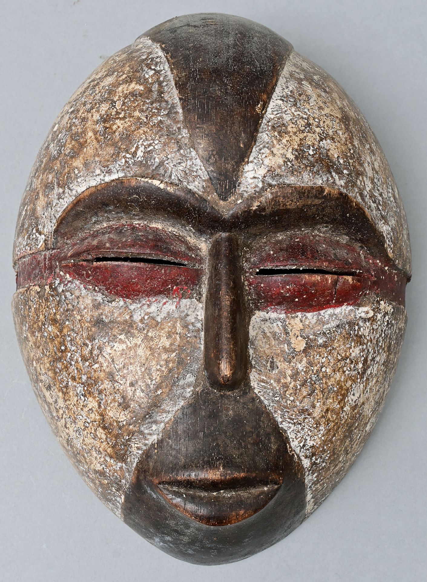 Null Maschera, Gabon, legno di Galoa, intagliato, pigmenti bianchi e rossi. H. 2&hellip;