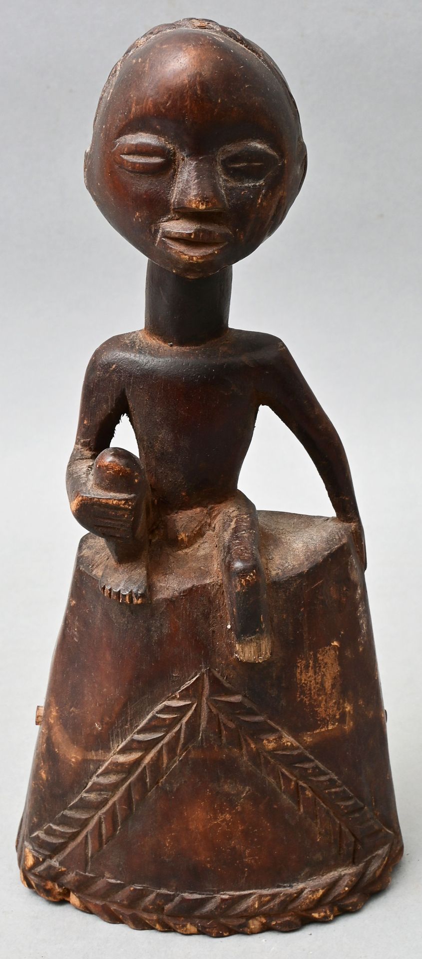 Null Glocke, D. R. Kongo, Luba Holz, einteilig geschnitzt , Eisenteile. Männlich&hellip;
