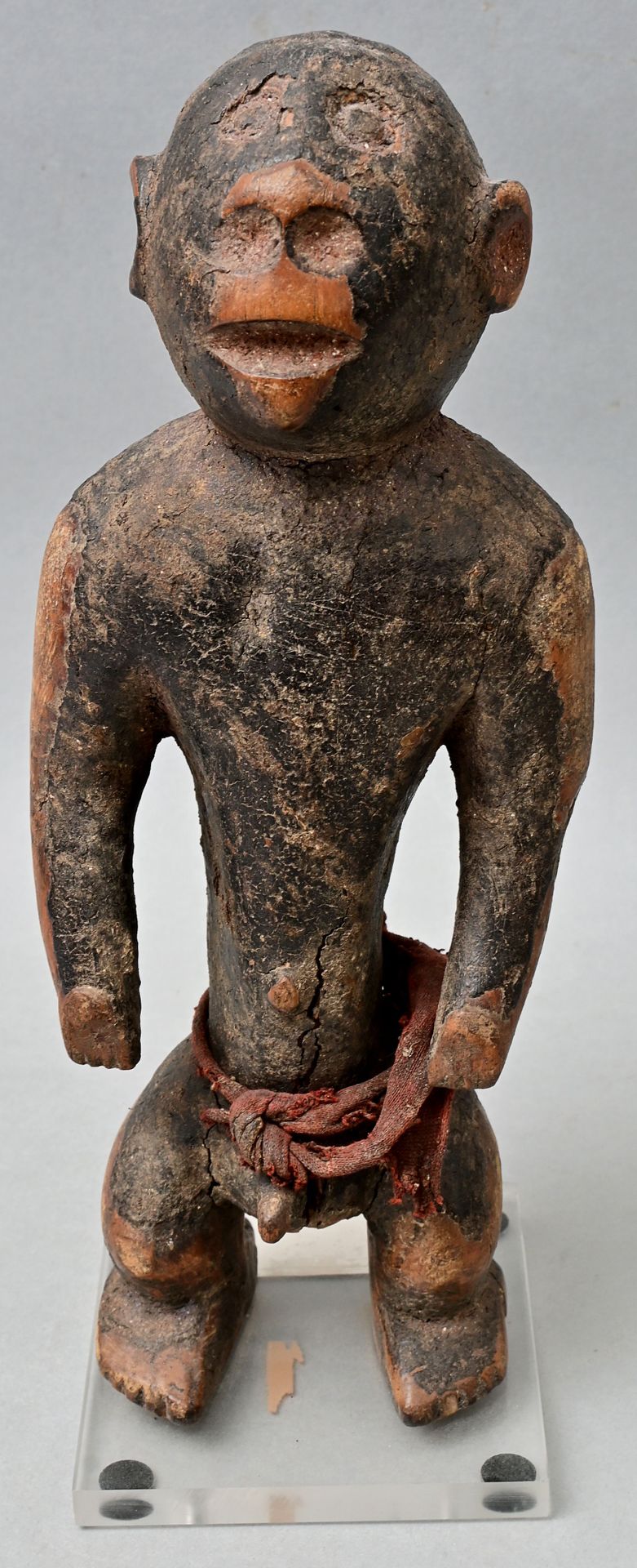 Null Statuette, Nigeria, Montol Anthropomorphic male figure in standing posture.&hellip;