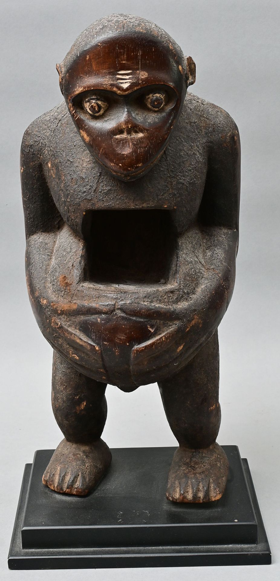 Null 猴子雕像，喀麦隆，Bulu保护雕像，体现了Ngi（大猩猩），木头，雕刻，深色的铜锈，有包浆，脸上有白色颜料的痕迹。腹部有长方形开口，用于放置魔法材料。&hellip;