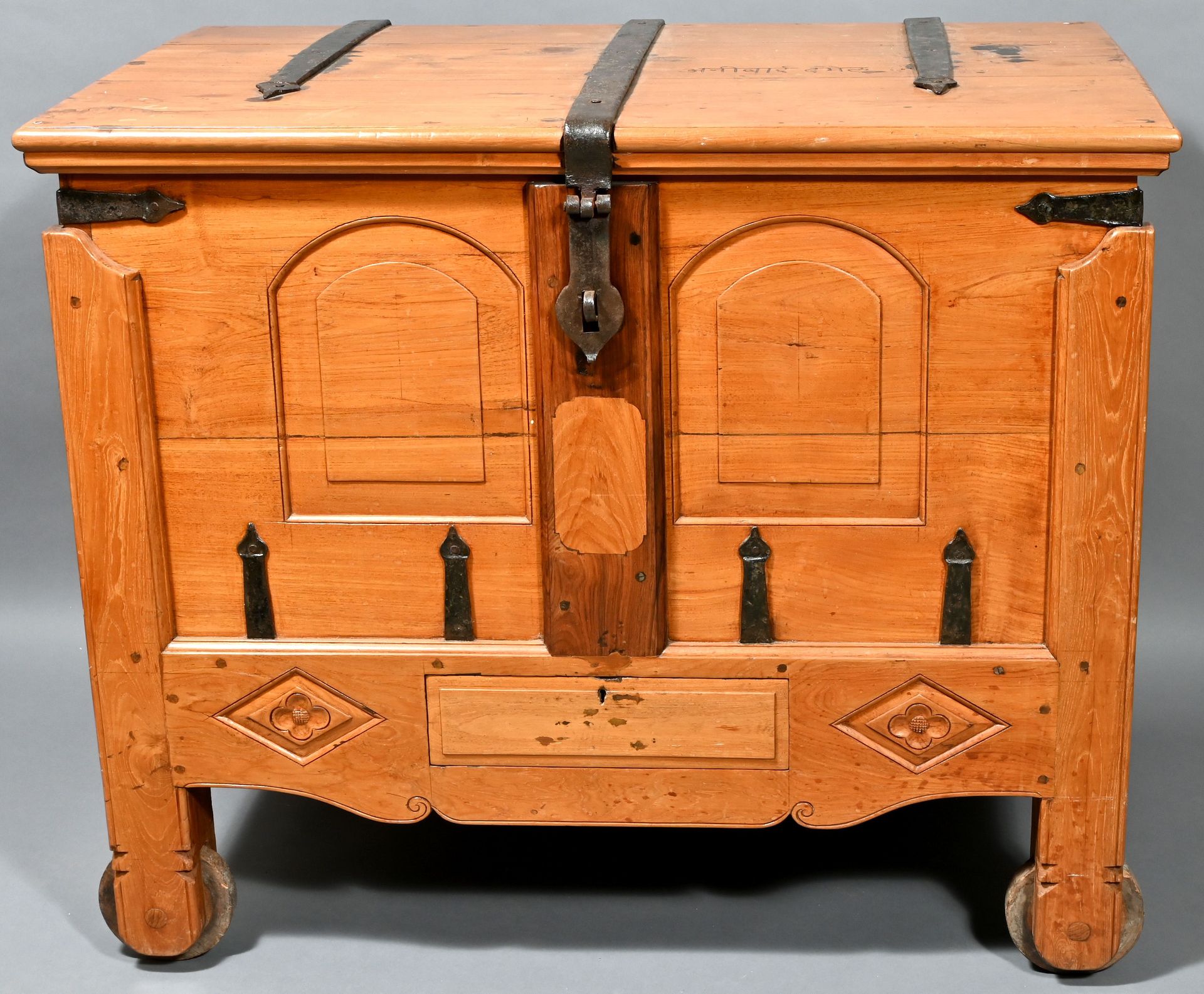 Null Wedding chest, India, 19th century Hardwood with wrought iron fittings, ins&hellip;