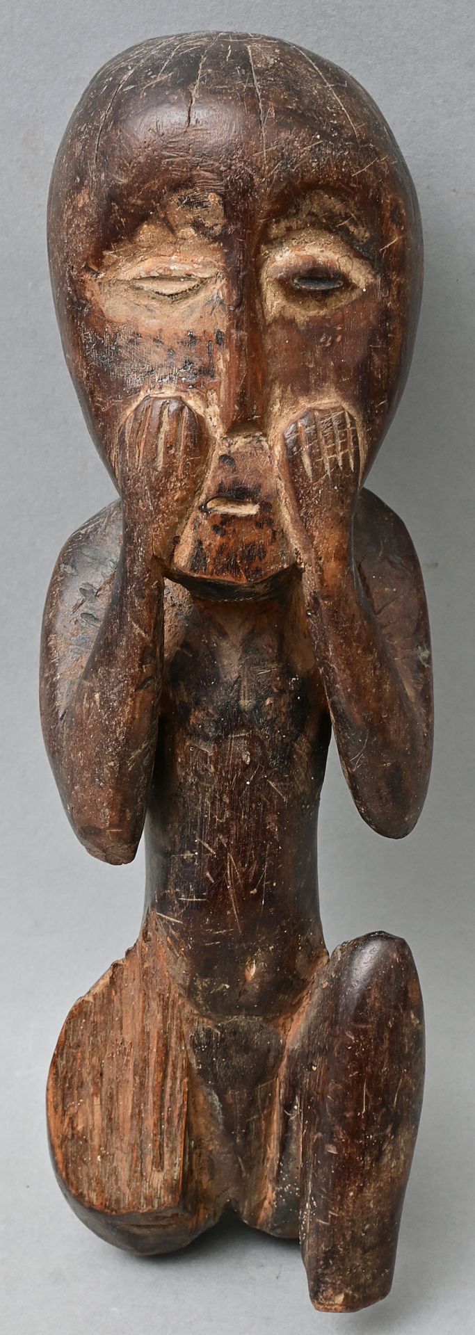 Null 人物，莱加/刚果（金）风格 健全的女性形象，蹲姿，双手放在脸上，木质，雕刻。右腿和左脚失踪。长25厘米 出处：私人财产，符腾堡州Lega风格的人物，木&hellip;