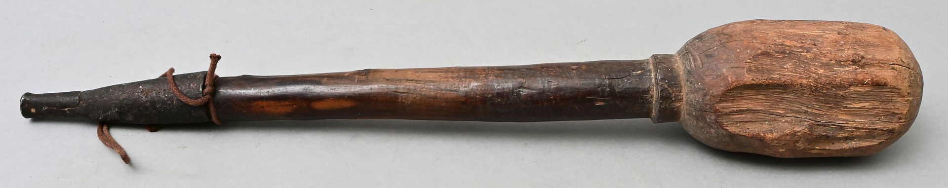 Null Mazo o maja, madera de África negra (?), tallada, extremo del mango en zapa&hellip;