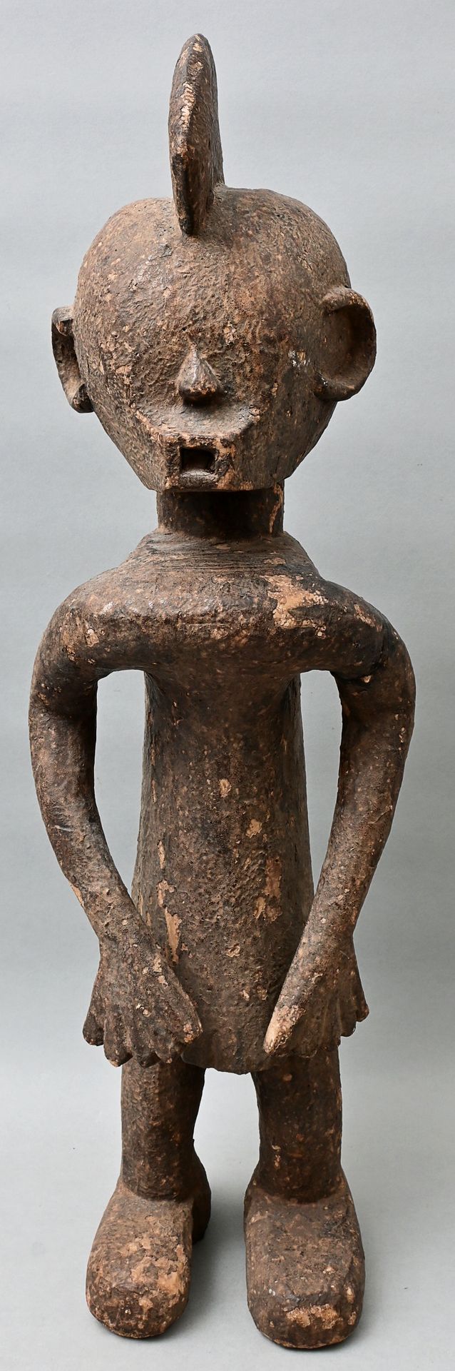 Null 昌巴风格的人物，尼日利亚 拟人化的站立人物，木头，雕刻，棕色包浆。右臂上有裂痕。高68厘米 出处：私人财产，符腾堡州 昌巴人风格的人物（尼日利亚）。木&hellip;