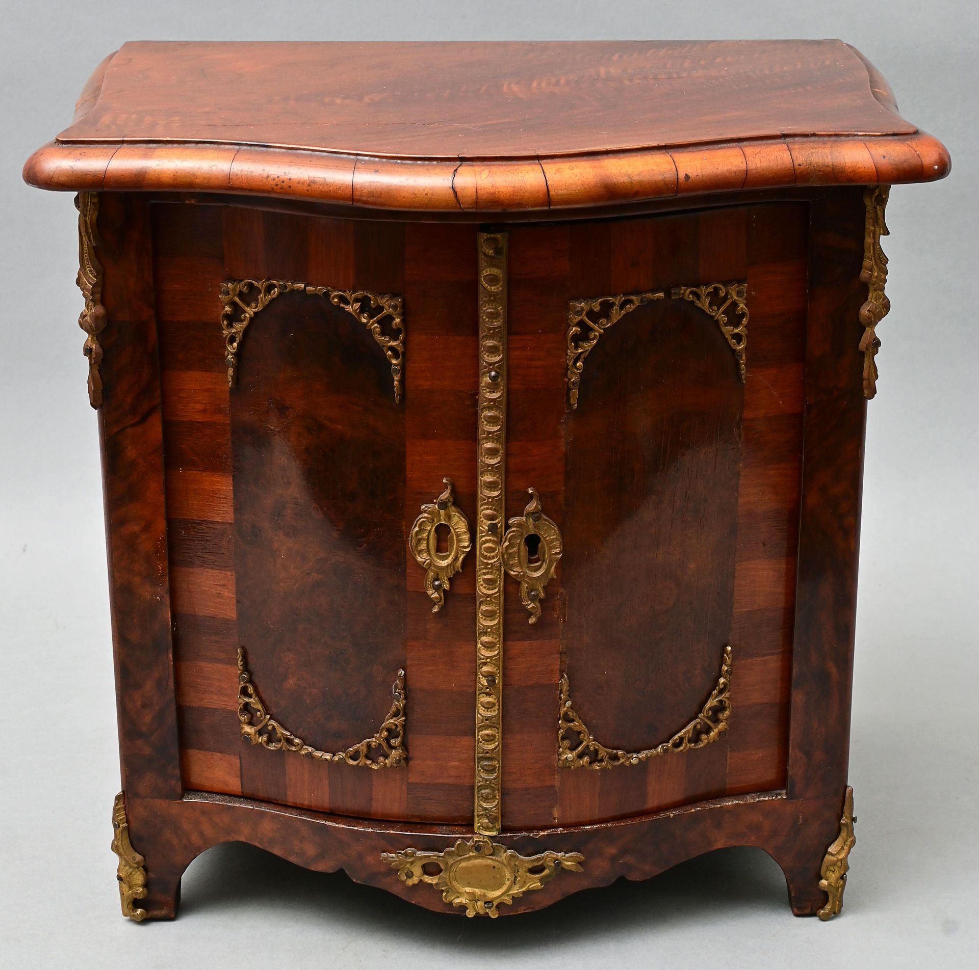 Null Armoire modèle, soi-disant IIter baroque de Dresde en noyer et noyer racine&hellip;