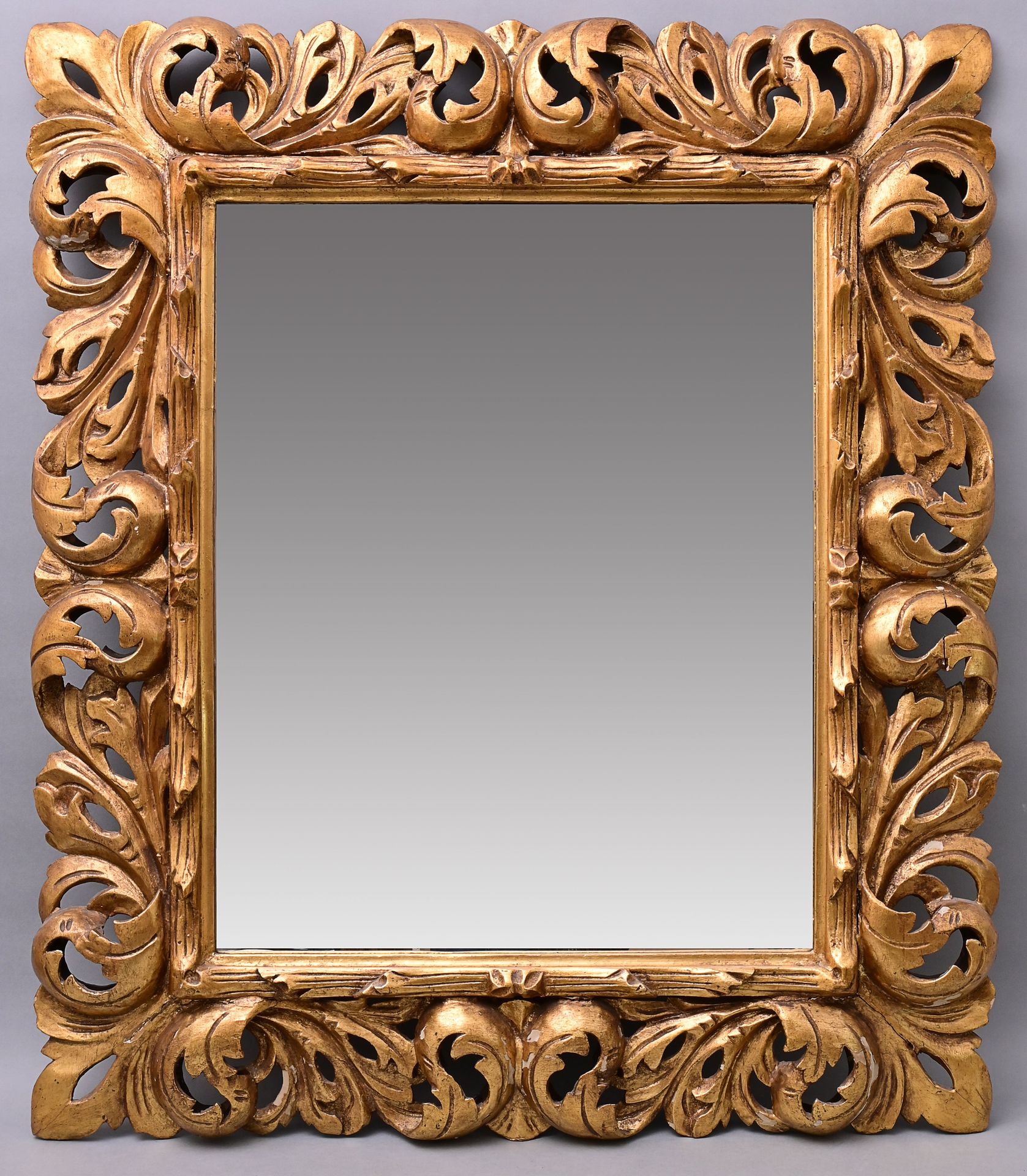 Null Grand cadre florentin, 19e siècle. Bois sculpté, doré. Verre miroir ajouté.&hellip;