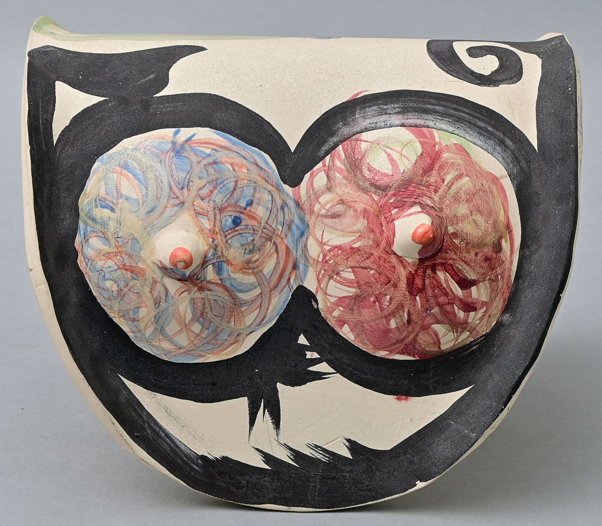 Null 波塔尼耶，吉尔伯特（1926年戛纳--生活和工作在瓦劳里） 肩章物。陶瓷，彩色，1989年，下缘有签名和日期。高15厘米。鞍形的陶瓷物体，经过艺术设计&hellip;
