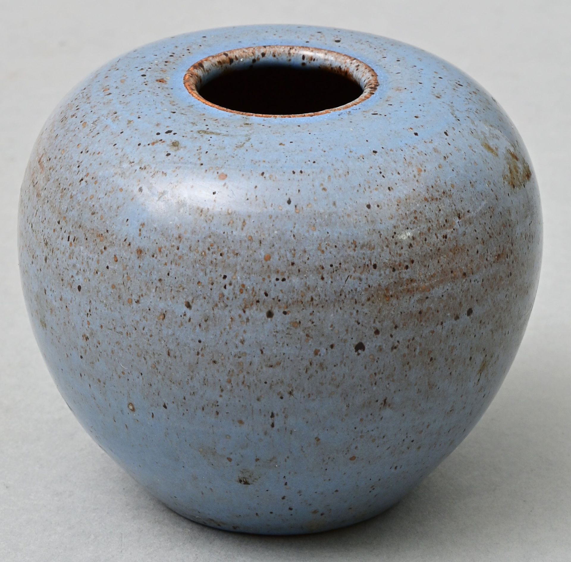 Null 小花瓶，20世纪初，陶瓷，肩部突出的形式，浅蓝色不透明的釉面。高8厘米 蓝釉小陶瓷花瓶，20世纪初。高8厘米