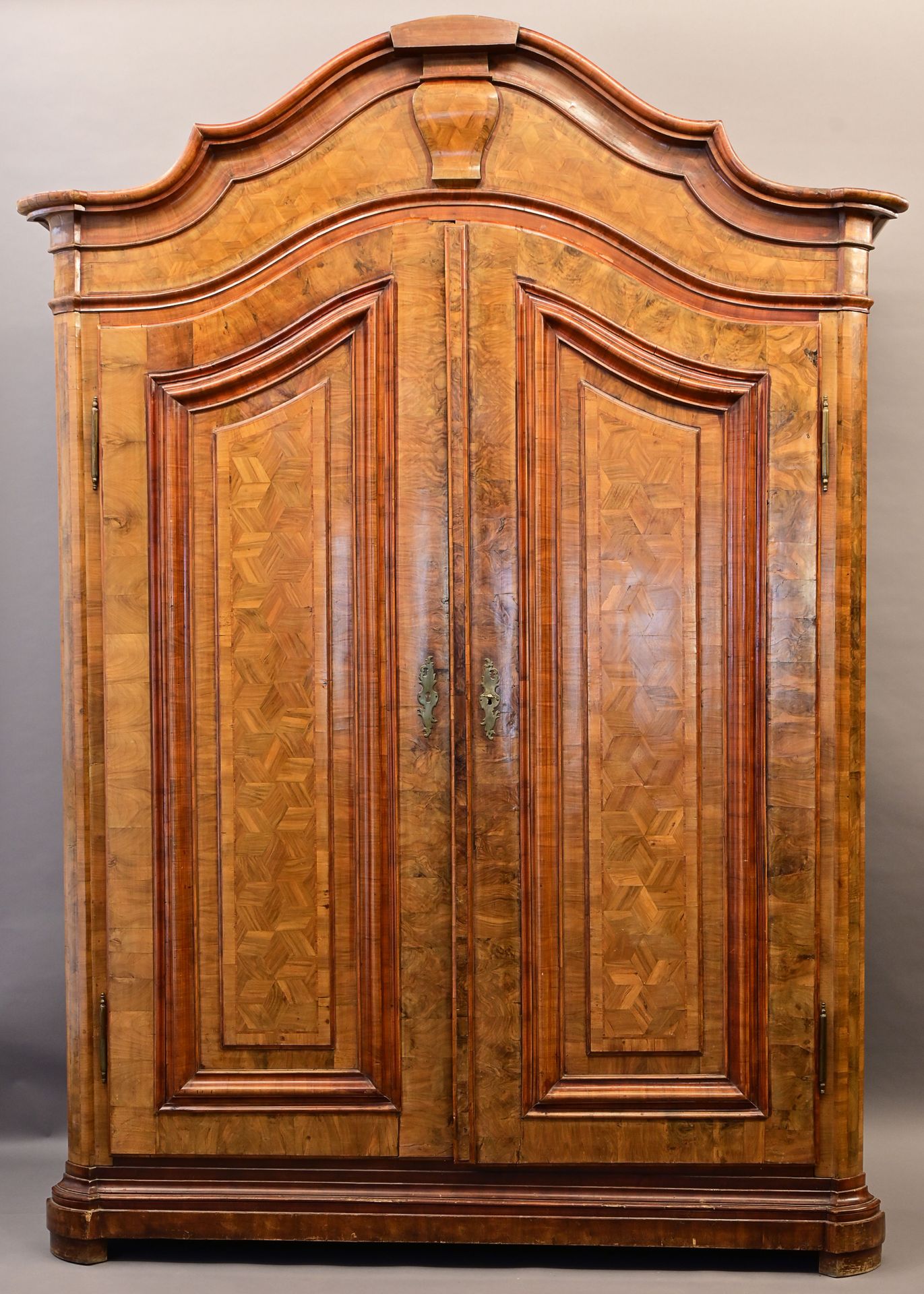 Null Baroque cabinet, mid 18th century. Walnut and walnut root veneered on conif&hellip;